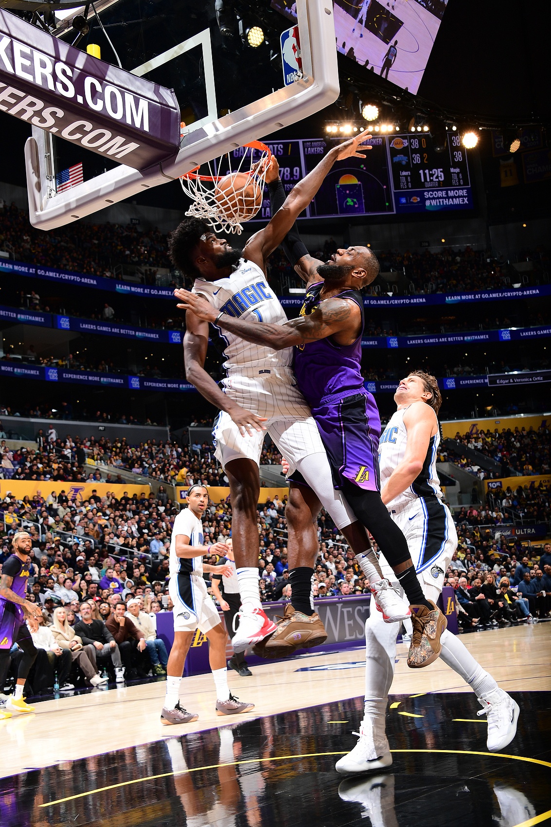 猛龙横扫尼克斯，詹姆斯扛起全队